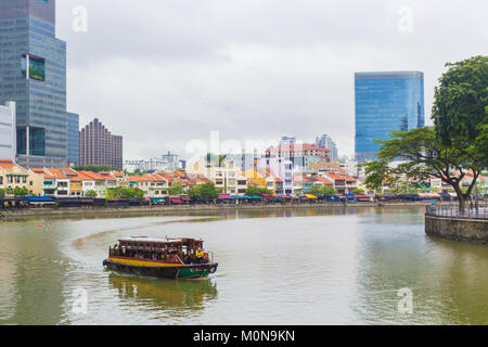 Touristenboot Sightseeing am Singapore River Stockfoto