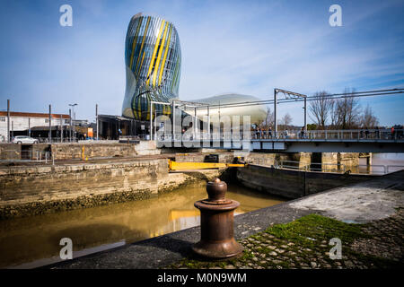 Bordeaux (Frankreich): "Cite du Vin", als auch ein Ort der Ausstellungen, Shows, Filmvorführungen und akademische Seminare zum Thema o Stockfoto