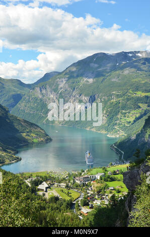 Costa Schiff in Geiranger Fjord Tal, Norwegen. Stockfoto