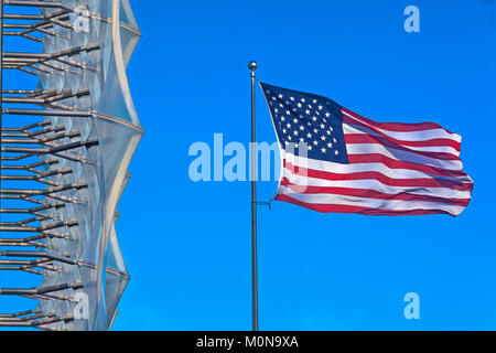 London, Battersea das Sternenbanner Flagge in der neuen Amerikanischen Botschaft bei Nine Elms fliegen Stockfoto