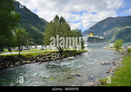 Costa Schiff in Geiranger, Norwegen Stockfoto