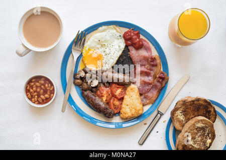 Volles Englisches Frühstück von oben. Großbritannien Stockfoto