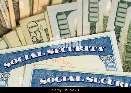 USA Sozialversicherung Karten auf Dollarscheine festgelegt Stockfoto