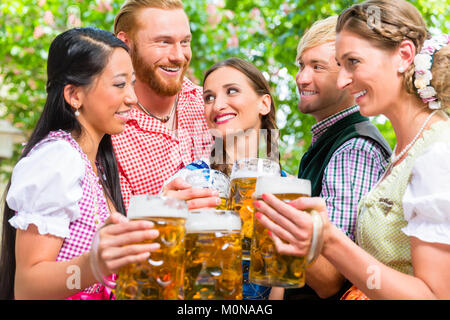 Freunde Spaß im Biergarten beim Anstoßen Stockfoto