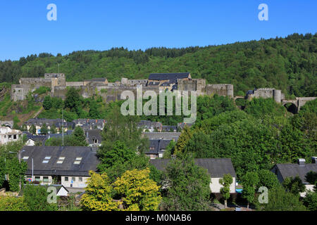 Panoramablick auf das 10. Jahrhundert Bouillon Schloss entlang des Flusses Semois in Bouillon, Belgien Stockfoto