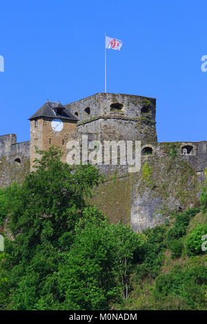 Die kreuzritter Flagge stolz über das 10. Jahrhundert fliegen Bouillon Schloss entlang der Semois in Bouillon, Belgien Stockfoto