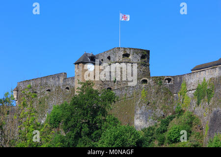 Die kreuzritter Flagge stolz über das 10. Jahrhundert fliegen Bouillon Schloss entlang der Semois in Bouillon, Belgien Stockfoto