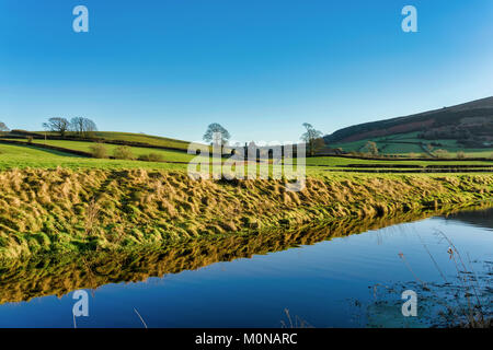 Eine oblique Ansicht der Lancaster canal mit Farleton fiel in der Ferne Stockfoto