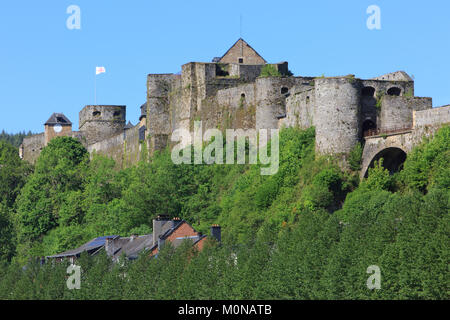 Die kreuzritter Flagge stolz über das 10. Jahrhundert fliegen Bouillon Schloss entlang der Semois in Bouillon, Belgien Stockfoto