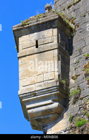 Ein Wachturm aus dem 10. Jahrhundert Bouillon Schloss entlang der Semois in Bouillon, Belgien Stockfoto