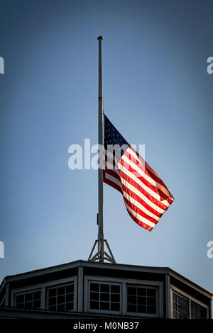 Amerikanische Flagge auf Halbmast, Sterne und Streifen. Stockfoto