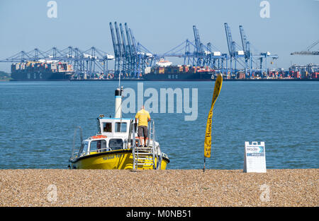 Mann an Bord der Harwich Hafen zu Fuß/Fahrrad Fähre bereit von Landguard Point, Felixstowe, Suffolk, England, Großbritannien Stockfoto