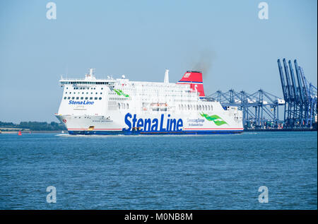 Die Stena Line RoPax (Roll-on/Roll-off/Passagier Unterkunft) Fähre Stena Brittanica von Harwich fährt auf dem Weg in die Hook von Holland, Felixstow Stockfoto