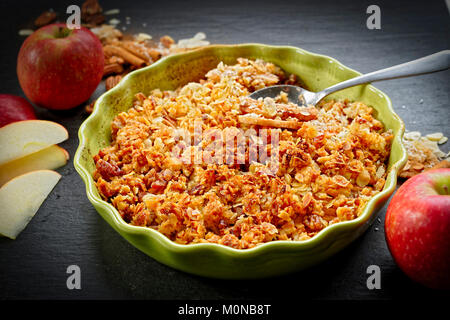 Lecker Apfelkuchen mit roten Äpfeln Stockfoto