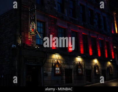 Dramatische rote nacht Lichter und Zeichen, die witchery Restaurant, 16. Jahrhundert Boswell's Court, Castlehill, Royal Mile, Edinburgh, Schottland, Großbritannien Stockfoto