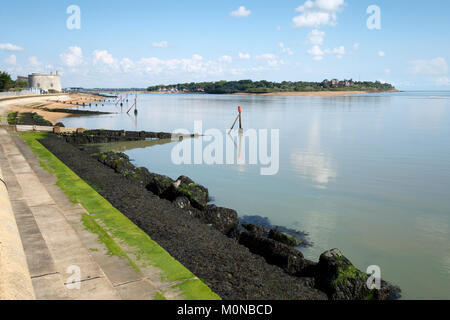 Meer Abwehr und ein Martello Tower, ein eigenes Haus, an der Mündung des Flusses Deben, Felixstowe Suffolk England Großbritannien Stockfoto