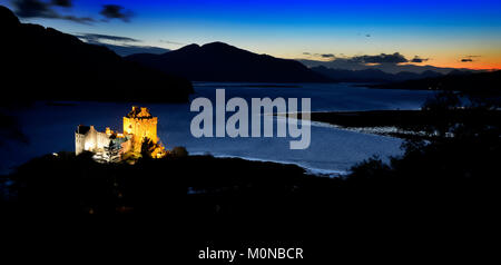 Sonnenuntergang über Eilean Donan Castle und Loch Alsh Stockfoto