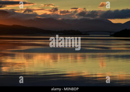 Sonnenuntergang über Loch Alsh und Skye Bridge Stockfoto