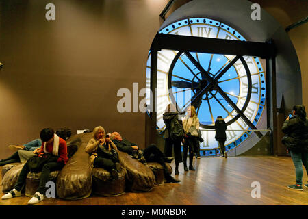 Früher ein Bahnhof, Musée d'Orsay in Paris hat mehrere große Uhren. Jetzt ist es ein Museum eine bedeutende Sammlung impressionistischer Kunst. Stockfoto