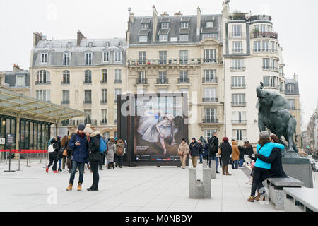 Die Plaza vor der Musée d'Orsay, Paris's Museum der impressionistischen und post-impressionistischen Kunst in einem ehemaligen Bahnhof untergebracht ist. Stockfoto