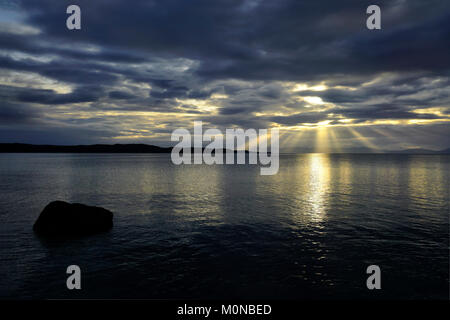 Sonnenuntergang über Loch Gairloch und Skye Stockfoto