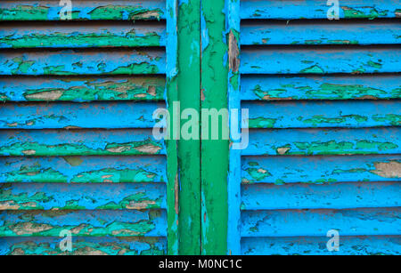 Schichten Der abblätternde Farbe auf Fensterläden aus Holz Stockfoto