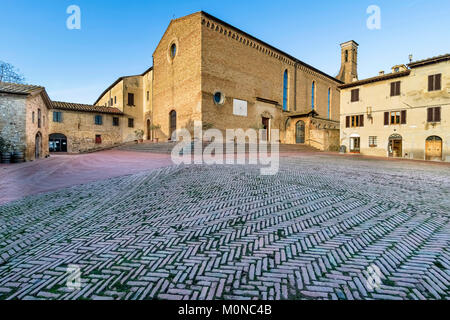 Die Kirche Sant'Agostino in San Gimignano, Siena, Toskana, Italien Stockfoto