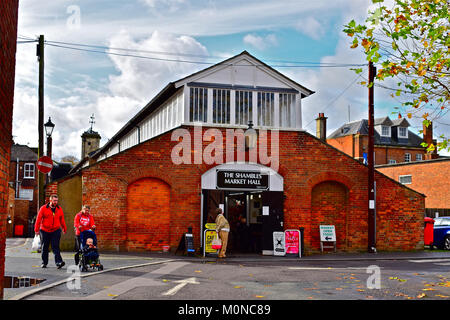 Hintere Eingang zur shambles Halle in Devizes, Wiltshire. Das denkmalgeschützte Gebäude stammt aus dem Jahr 1838 und ist die Heimat einer eklektischen Mischung von Ständen. Stockfoto