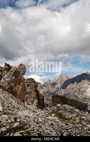 Blick über Parco Naturale Puez Geisler zum Piz Duleda und Gruppo Del Gruppo Puez Geisler und aus der Nähe von Forc de Crespeina Wolkenstein in den Dolomiten in der Nähe von Italien Stockfoto