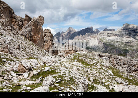 Blick über Parco Naturale Puez Geisler zum Piz Duleda und Gruppo Del Gruppo Puez Geisler und aus der Nähe von Forc de Crespeina Wolkenstein in den Dolomiten in der Nähe von Italien Stockfoto