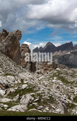 Blick über Parco Naturale Puez Geisler zum Piz Duleda und Gruppo Del Gruppo Puez Geisler und aus der Nähe von Forc de Crespeina Wolkenstein in den Dolomiten in der Nähe von Italien Stockfoto