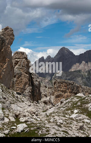 Blick über Parco Naturale Puez Geisler zum Piz Duleda und Gruppo Del Gruppo Puez Geisler und aus der Nähe von Forc de Crespeina Wolkenstein in den Dolomiten in der Nähe von Italien Stockfoto