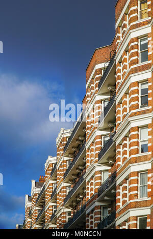Alte englische Backsteinhaus am Eingang des Lifton Park, Lifton, Devon