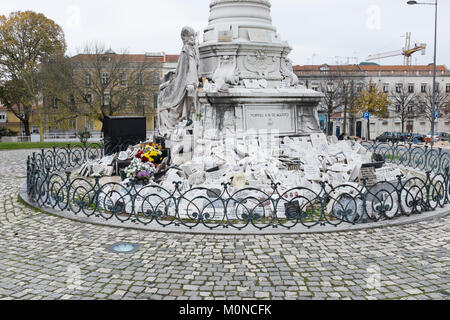 Monumento a Jose Tomas de Sousa Martins in Lissabon. Das Denkmal feiert Dr. Jose Tomas, der den Armen geholfen und wurde gesagt, Wundermittel zu geben. Stockfoto