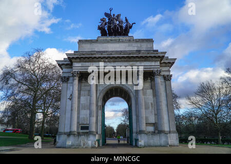 Wellington Arch oder Verfassung Arch ist ein Triumphbogen im Süden von Hyde Park in London. Dramatische Wolkenhimmel. Stockfoto