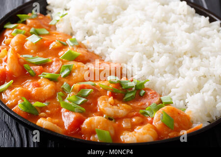 Leckere Gumbos mit Garnelen, Würstchen und Reis Makro auf einem Teller auf den Tisch. Horizontale Stockfoto