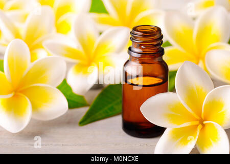 Plumeria Blumen und Plumeria ätherische Öle Duft auf dem Holztisch Stockfoto