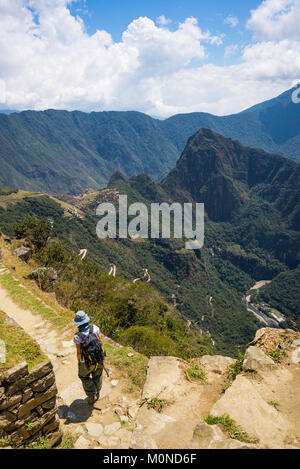 Backpacker auf Inka Trail, Exploration von Machu Picchu, die am meisten besuchte Reiseziel in Peru. Sommer Abenteuer in Südamerika. Stockfoto