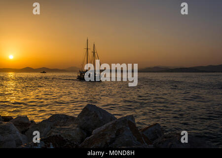 Segelboot bei Sonnenuntergang in Alimos Marina in Athen, Griechenland. Stockfoto