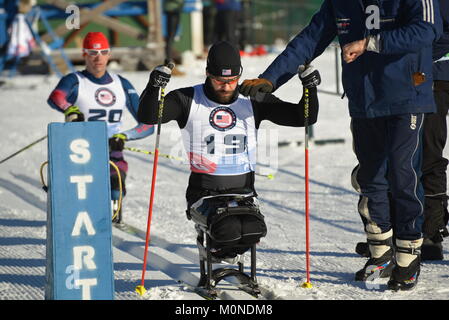 Paralympischen Cross Country Ski Racer Aaron Spieß ab Rennen in 2016 U.S. Paralympics sitzen Skirennen, Craftsbury Outdoor Center, Craftsbury, VT, USA. Stockfoto