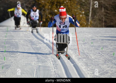 Kanadischen Paralympischen Cross Country Ski Racer auf 2016 US-Paralympics sitzen Skirennen, Craftsbury Outdoor Center, Craftsbury, VT, USA. Stockfoto