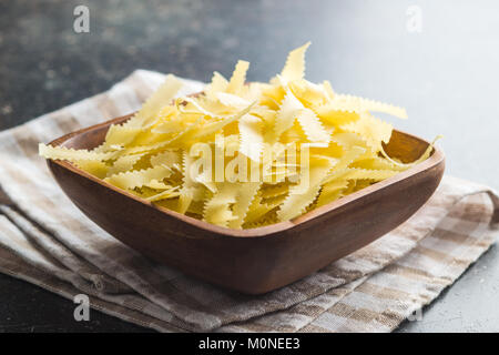 Getrocknete italienische Pasta in der Schüssel. Stockfoto