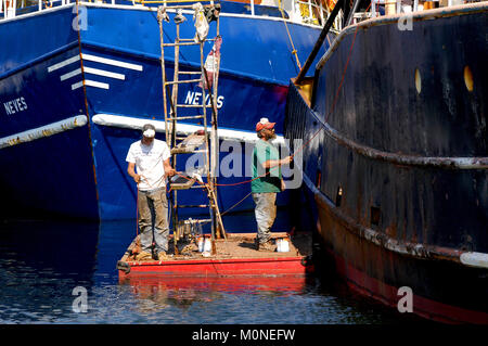 Arbeitnehmer durchführen Wartung auf einem Fischtrawler in New Bedford, Massachusetts, USA Stockfoto