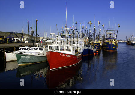 Fischtrawler entlang der Fish Pier in New Bedford, Massachsetts, USA Stockfoto