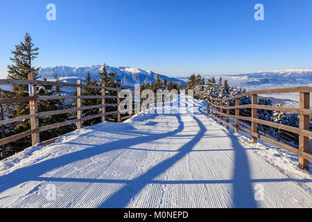 Winterlandschaft in Postavaru Bergen. Skigebiet Poiana Brasov Stockfoto