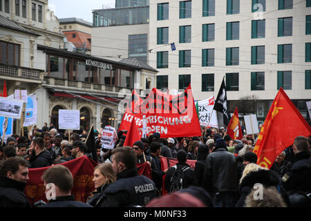 München, Deutschland. 18 Feb, 2017. Protest am Viktualienmarkt. Bis zu 4000 Leute auf der Demonstration rund um die Konferenz vor Ort beteiligt. Tausende von Menschen auf den Straßen von München gegen die Münchner Sicherheitskonferenz (MSC), die in der Hotel Bayerischer Hof gehalten wurde demonstriert. Weitere Demonstranten demonstrierten gegen die internationale Politik und die NATO. Credit: Alexander Pohl/Pacific Press/Alamy leben Nachrichten Stockfoto