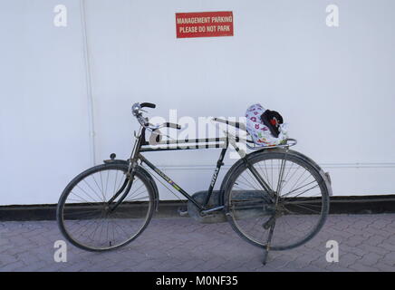 Fahrrad vor einer Management geparkt nur parken Schild, Al Markh, Bahrain Stockfoto