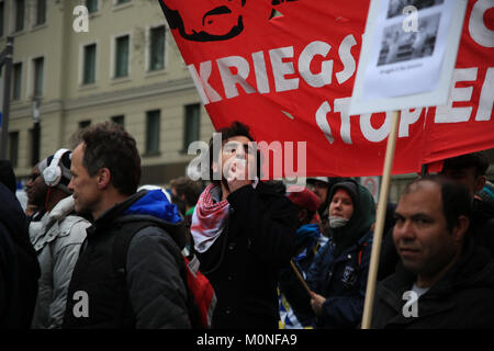 München, Deutschland. 18 Feb, 2017. Bis zu 4000 Leute auf der Demonstration rund um die Konferenz vor Ort beteiligt. Tausende von Menschen auf den Straßen von München gegen die Münchner Sicherheitskonferenz (MSC), die in der Hotel Bayerischer Hof gehalten wurde demonstriert. Weitere Demonstranten demonstrierten gegen die internationale Politik und die NATO. Credit: Alexander Pohl/Pacific Press/Alamy leben Nachrichten Stockfoto