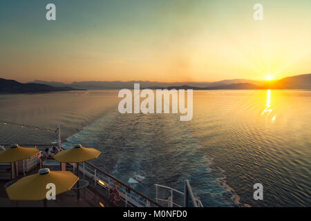 Schönen Sonnenuntergang über dem Meer. Sonnenaufgang am Meer, Griechenland Inseln Stockfoto