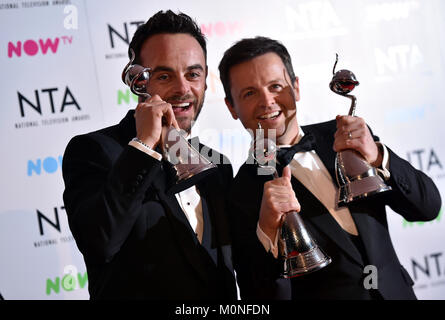 Anthony McPartlin 'Ant' und 'DEG' Declan Donnelly (rechts) mit dem Preis für die beste Presenter am National Television Awards 2018 in der O2 Arena in London statt. Stockfoto